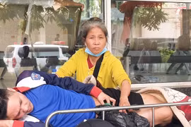 Bệnh nhân kêu khổ vì thiếu thuốc, vật tư, trang thiết bị y tế