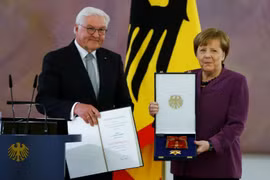 Cựu Thủ tướng Merkel được trao huân chương hàng đầu nước Đức