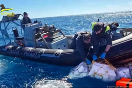 Cảnh sát Ý thu giữ 2 tấn cocaine ngoài khơi Sicily