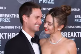 Miranda Kerr khoe thân hình 'đồng hồ cát' khi dự lễ trao giải cùng chồng tỷ phú