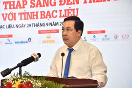Báo Pháp Luật TP.HCM trao hàng trăm phần quà đến ngư dân và học sinh tại Bạc Liêu