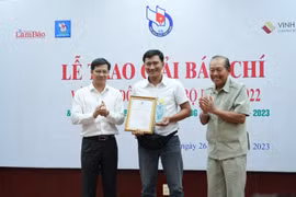 Trao thưởng 22 tác phẩm xuất sắc tại Giải Báo chí về miền Đông Nam bộ lần thứ nhất