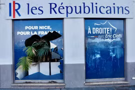 Tổng thống Pháp Macron đối mặt với bỏ phiếu tín nhiệm vì cải cách lương hưu
