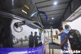Lực lượng quân đội bắt đầu hỗ trợ các trung tâm đăng kiểm ở Hà Nội