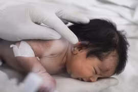 Bé gái Syria chào đời dưới đống đổ nát động đất được người thân đưa về nhà