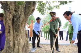 Trồng cây đầu xuân tại khuôn viên Đền thờ gia tiên Chủ tịch Hồ Chí Minh