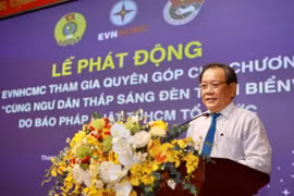 Báo Pháp Luật TP HCM đồng hành Điện lực TP HCM "Cùng ngư dân thắp sáng đèn trên biển"