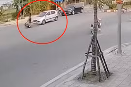 Chở trẻ con vẫn tạt đầu ô tô, lái xe máy cùng cháu bé gặp tai họa