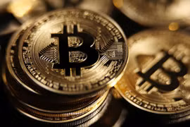 Bitcoin cán mốc cao nhất sau một năm