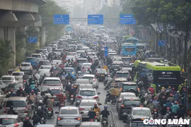 Hà Nội: Ùn tắc kéo dài tại nút giao Ngã Tư Sở ngày đầu điều chỉnh phân luồng giao thông
