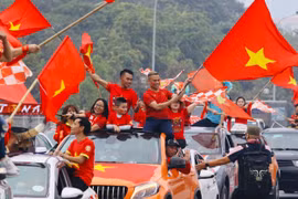 Cổ động viên ngập tràn sắc đỏ ‘tiếp lửa’ cho đội tuyển Việt Nam