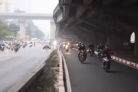 Hà Nội: Xe di chuyển trên đường tạm giải phân cách giữa đường Nguyễn Xiển thế nào?
