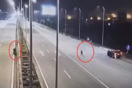 Vụ chủ vựa trái cây chết dưới đường cao tốc: Bắt thêm 2 đồng phạm mang vàng đi bán
