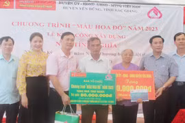 Báo điện tử Đảng Cộng sản Việt Nam trao tặng kinh phí xây dựng nhà cho các bệnh binh