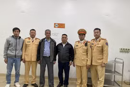 Ông cụ đi lạc trên cao tốc được Cảnh sát giao thông giúp đỡ đưa về nhà