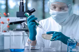 Giữa Covid-19, ngành dược “ăn dày” lợi nhuận