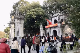 Người dân Hà Nội náo nức đi lễ chùa đầu năm