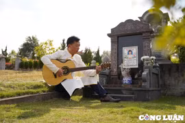 Xúc động hình ảnh người đàn ông thắp hương rồi ngồi đàn hát bên mộ vợ