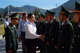 Phó Thủ tướng Trần Lưu Quang thăm, tặng quà Tết hộ nghèo và cán bộ, chiến sĩ Đồn Biên phòng Phước Diêm