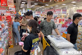 Cao điểm Tết, siêu thị ở TP HCM mở cửa tới nửa đêm