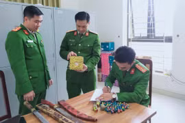Nhiều người dân tại Thanh Hoá tự giác giao nộp pháo, dao kiếm, súng tự chế