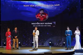 VĐV Nguyễn Huy Hoàng đoạt cúp giải thưởng tại Gala Cúp chiến thắng