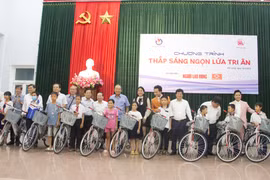 Trao tặng 50 xe đạp và 50 suất học bổng cho các học sinh nghèo vượt khó