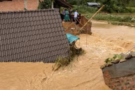 Kon Tum: Hai căn nhà ở huyện biên giới bị mưa lũ đánh sập lúc rạng sáng