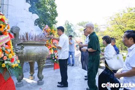 Dâng hương tưởng niệm các anh hùng liệt sĩ tại Nghĩa trang liệt sĩ quốc gia Trường Sơn