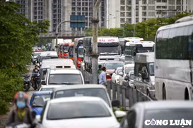 Người dân đổ về Hà Nội sớm 1 ngày, nhiều tuyến đường ùn ứ phương tiện