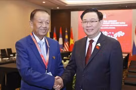 Chủ tịch Quốc hội Vương Đình Huệ gặp Chủ tịch Hạ viện Thái Lan