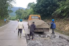 Sửa chữa hư hỏng đường Hồ Chí Minh qua tỉnh Kon Tum