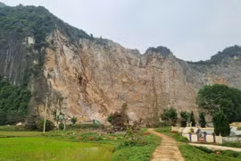 Nghệ An: Chưa hoàn thành thủ tục, Công ty Đông Thành vẫn ngang nhiên "băm” núi để khai thác đá