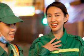 Hoa hậu Thùy Tiên thử làm lao công, phản ứng bất ngờ khi bị ném rác vào người?