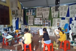 Nhiều phụ huynh sốt sắng tìm các khóa học hè cho con vì không có người trông trẻ