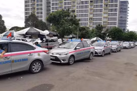 Hãng taxi liên quan đến vụ gian lận giá cước tại sân bay Tân Sơn Nhất vừa bị khởi kiện