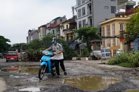 Hà Nội: Người dân khổ vì đoạn đường gập ghềnh như “suối nước”