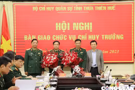 Bàn giao chức vụ Chỉ huy trưởng Bộ Chỉ huy Quân sự tỉnh Thừa Thiên Huế