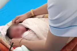Kon Tum: Phát hiện bé trai sơ sinh nặng 3,4kg bị bỏ rơi trước nhà dân