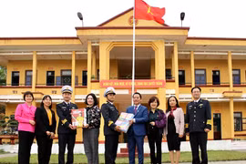 Hội Nhà báo thành phố Hải Phòng tặng Lữ đoàn 147 ấn phẩm báo Xuân Qúy Mão 2023