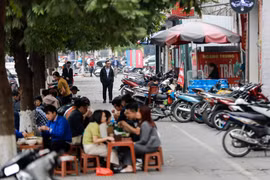 Lấn chiếm vỉa hè ở Hà Nội, đẩy người đi bộ xuống lòng đường