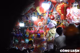 Khách đông nghịt những ngày cận Tết Trung thu, tiểu thương bán lồng đèn ‘hốt bạc’