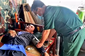 Bạc Liêu: Cứu 7 thuyền viên bị chìm tàu trôi dạt trên biển