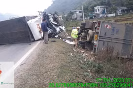 Quốc lộ 6 ùn tắc nghiêm trọng sau tai nạn giao thông