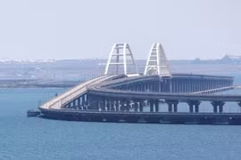 Kho đạn ở Crimea lại bị tấn công, người dân sơ tán và cầu Kerch bị phong tỏa