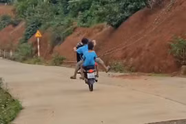 Thiếu niên điều khiển xe máy không đội mũ bảo hiểm, nẹt ga, bốc đầu