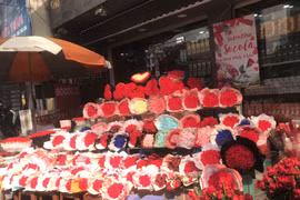 Hà Nội: Cận kề Valentine, giá hoa tăng gấp đôi, gấp ba