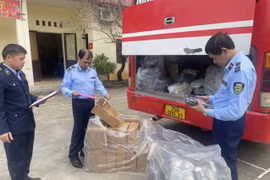 Lạng Sơn bắt quả tang xe khách vận chuyển hàng nghìn sản phẩm nhập lậu