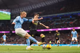 Đánh bại Aston Villa, Man City áp sát Arsenal ngay trước trận đại chiến