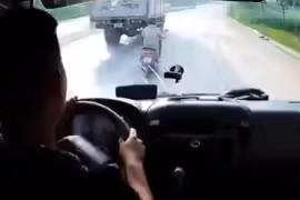 Núp bóng râm từ xe tải, tiềm ẩn nguy cơ tai nạn rất cao